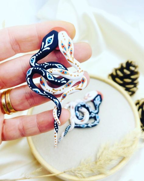 Intertwined Snakes, Earrings Snake, Personalised Gifts Diy, Brand Photography Inspiration, 3d Jewelry, Christmas Clay, Snake Earrings, Diy Pottery, Porcelain Clay