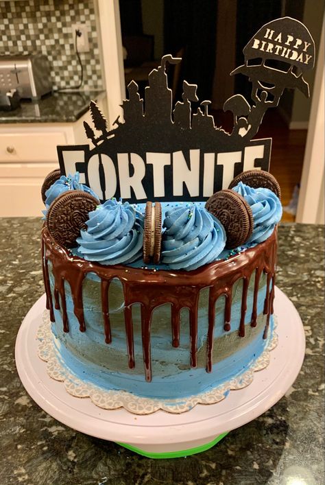 Homemade Fortnite Cake, Fortnite Ice Cream Cake, Peely Fortnite Birthday Cake, Easy Fortnite Cake, Fortnite Cupcakes, Fortnite Birthday Cake, Birthday Drip Cake, Fortnite Cake, Galaxy Cake