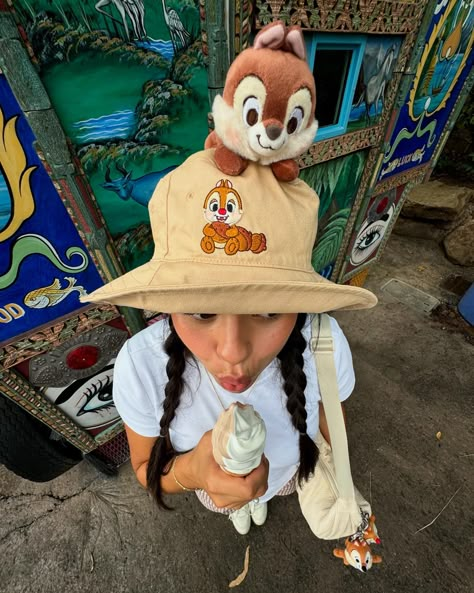 natalie elizabeth | safari chic 🌾 #dak #animalkingdom #chipndale #disneyparks #disneycontent #disneyfan #disneymagic #creativelifehappylife… | Instagram Disney Poses, Cute Disney Outfits, Disneyland Photos, Disney Photo Ideas, Safari Chic, Disney Paris, Disney World Outfits, Disneyland Pictures, Disneyland Outfits