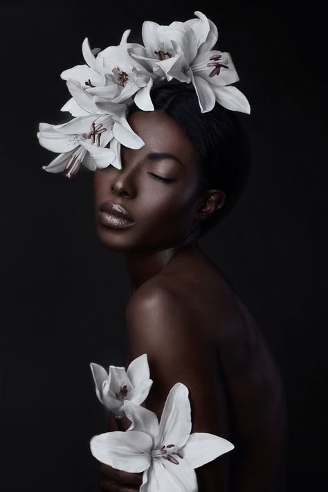 Portrait of a beautiful woman surrounded by white flowers. Portrait Photography Tips, Studio Portrait Photography, Flowers In Her Hair, Photographie Portrait Inspiration, Creative Photoshoot Ideas, Portrait Photography Women, Creative Portrait Photography, Portrait Photoshoot, Male Photography