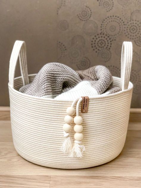 Rope Basket Decor Ideas, Cotton Rope Crafts, Rope Baskets And Bowls, Sew Rope Basket, Rope Baskets Diy Tutorials, Macrame Basket Diy, Rope Basket Tutorial, Coiled Fabric Bowl, Clothesline Basket