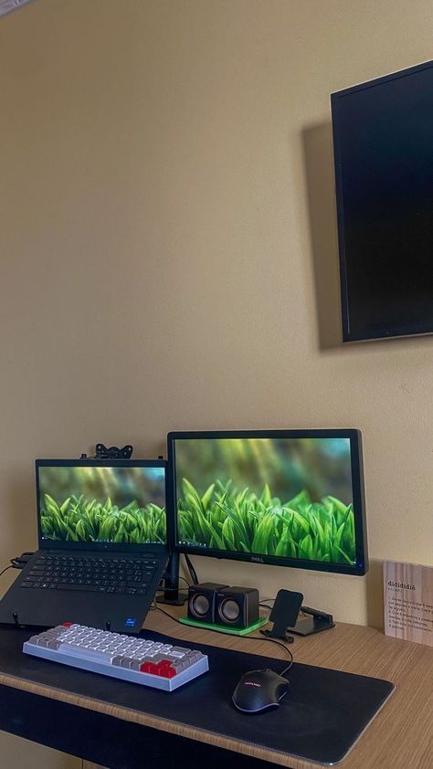 Laptop Monitor Setup, Clean Pc Setup, Laptop And Monitor Desk Setup, Setup Laptop, Laptop Setup, Laptop Gaming Setup, Set Up Gamer, Diy Pc, Home Office Set Up