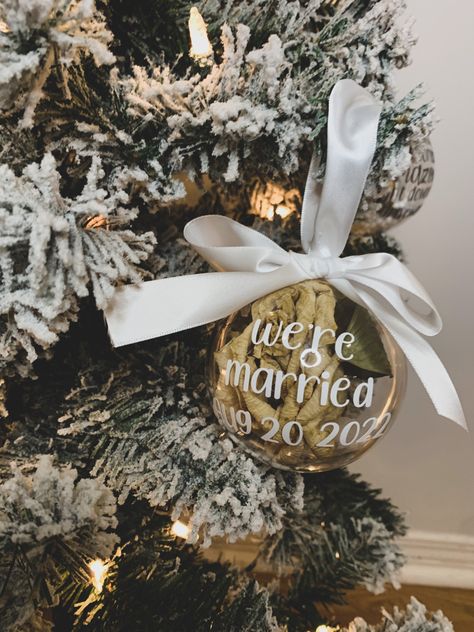 What a cool idea. Save your wedding bouquet flowers and add them inside an ornament. Beautiful keepsake and gift. Flower Bouquet Wedding, Wedding Bouquet, Flowers Bouquet, Home Projects, Table Decorations, Gift Ideas, Flowers, Gifts, Home Decor