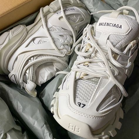 Tenis Balenciaga, Gold High Heel Sandals, Balenciaga Track Sneakers, White Balenciaga, Bohemian Sandals, Balenciaga Track, Neue Outfits, Dad Shoes, Low Heel Sandals