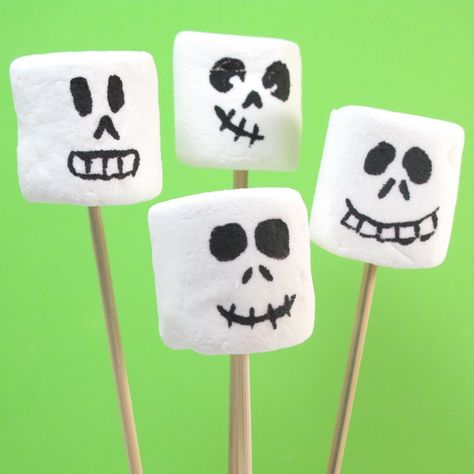 Easy & adorable for Halloween - Marshmallow skellies | The Decorated Cookie Halloween Marshmallows, Biscuits Halloween, Dulces Halloween, Black Food Coloring, Marshmallow Treats, Wedding Cake Recipe, Marshmallow Pops, Cookie Pops, Nice Place