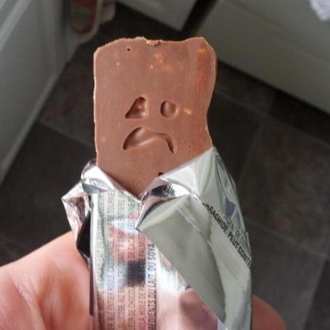 The saddest chocolate bar ever Eat Meme, Things With Faces, Spanish Humor, Spanish Memes, Funny Captions, Have A Laugh, Food Humor, Funny Faces, Bones Funny