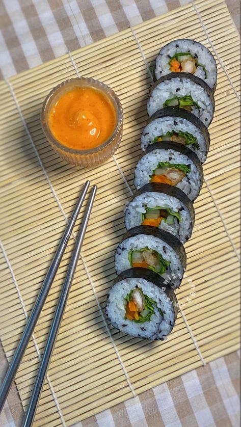 Kimbab Chicken Kimbap Photography, Korean Kimbap, Kimbap Recipe, Gimbap Recipe, Cafe Korea, Canteen Food, Blue Restaurant, Foreign Recipes, Food Savoury