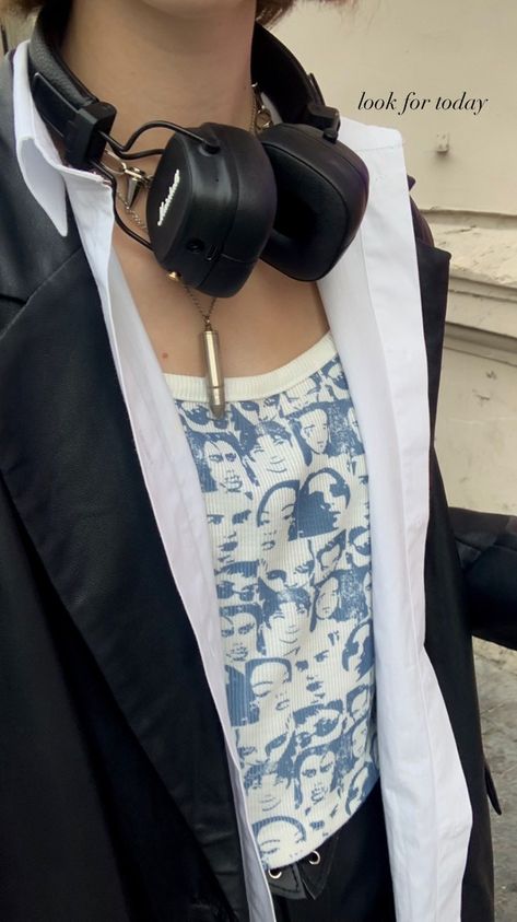 Headphones On Neck, Headphones Around Neck, Fashion Headphones, Headphone Aesthetic, Marshall Headphones, Headphone Fashion, Cute Headphones, Aesthetic Collection, Girl With Headphones