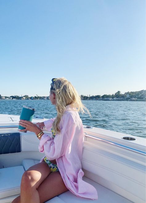 Boat Pictures Aesthetic, Boat Inspo Pics, Boat Poses Photo Ideas, Boat Pictures Instagram, Aesthetic Boat Pics, Boat Day Aesthetic, Boat Poses, Lake Day Outfit, Boat Day Outfit