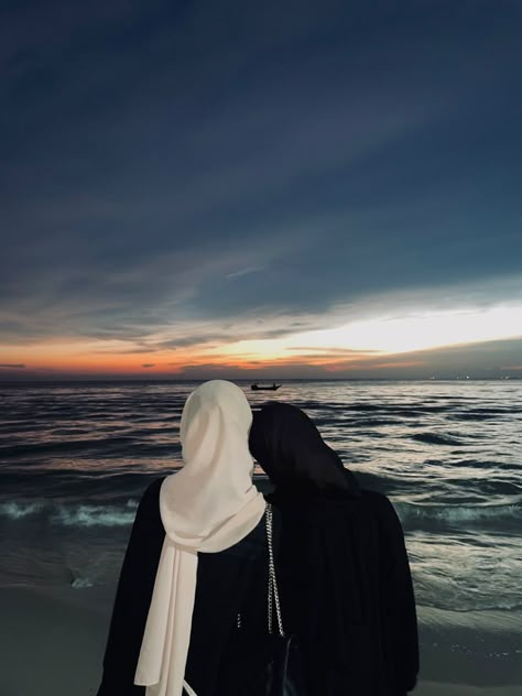 Hijabi Girl Aesthetic, Niqabi Girl, Muslimah Photography, Sisters Photoshoot Poses, Muslimah Style, Girls Hijab, Beautiful Photoshoot Ideas, Muslim Couple Photography, Hijab Aesthetic