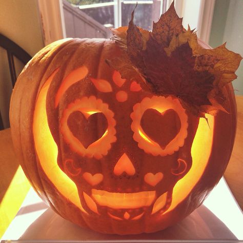 Sugar Skull Pumpkin Carving, Skull Pumpkin Carving, Sugar Skull Pumpkin, Sugar Skull Painting, Creative Pumpkin Painting, Deco Halloween, Halloween Pumpkin Carving Stencils, Pumkin Carving, Carving Stencils