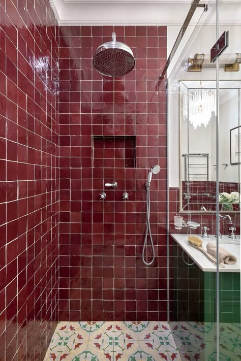 Red Tile Bathroom, Burgundy Bathroom, Green Tile Bathroom, Colorful Apartment, Natural Bathroom, Retro Interior Design, Interior Bathroom, Aesthetic Bathroom, Bathroom Red