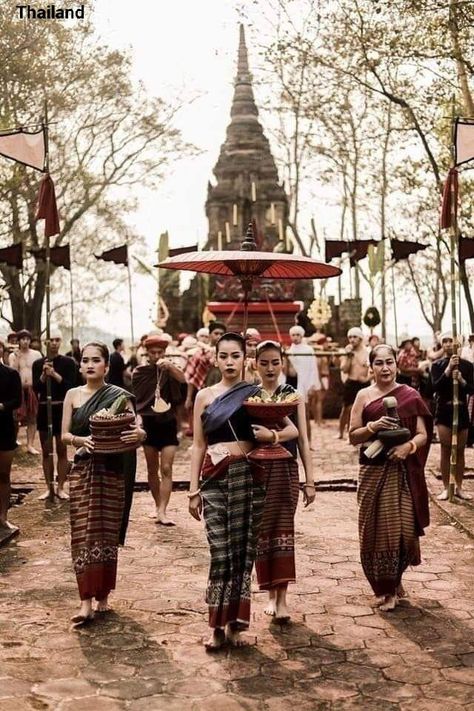 Thai ladies in the Lanna traditional costume // Credit: CTTO, Thai Culture to the World Thailand Costume, Cambodian Dress, Thai Silk Dresses, Thailand Fashion, Thai Fabric, Traditional Thai Clothing, People Group, Thailand Adventure, Thailand Backpacking