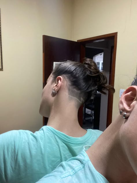 Undercut Bun Women, Undercut Women Long Hair, Lesbian Undercut, Grown Out Undercut, Low Undercut, Hair Ideas For Summer, New Hair Cut Style, Masc Hair, Undercut Nape