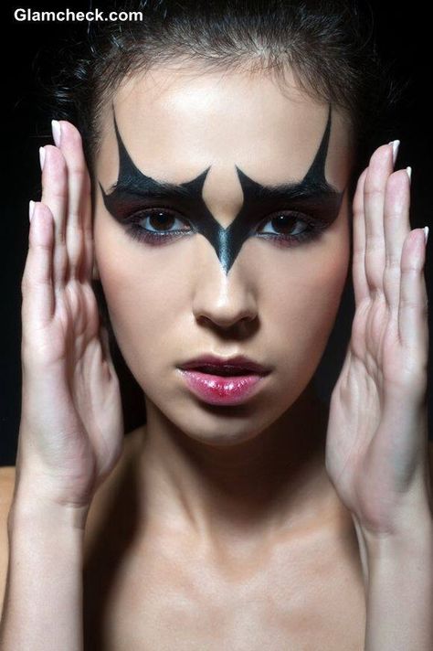 Halloween makeup #halloween #makeup #spadelic Batman Makeup, Bat Makeup, Maquillage Halloween Simple, Halloween Make-up Looks, Batgirl Costume, Pretty Halloween, Natural Lipstick, Halloween Makeup Looks, Halloween Make Up