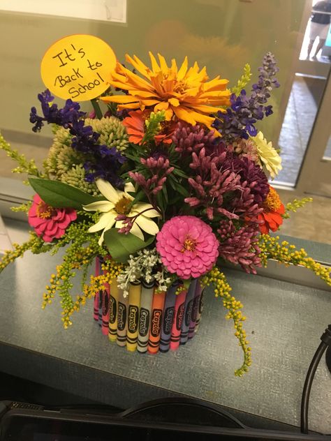 Back to school floral arrangement! #teachergift #flowers #backtoschool #schoolcenterpieces Teacher Flower Arrangements, Back To School Flower Arrangements, Teacher Bouquet Ideas, August Floral Arrangements, Teacher Appreciation Flowers Ideas, Teacher Bouquet, School Centerpieces, Ag Science, Hamper Ideas