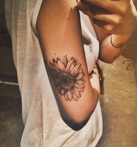 Beautiful black and white sunflower tattoo on the back of arm. Sunflower Tattoo Shoulder, Petit Tattoo, Hawaiian Tattoo, Sunflower Tattoos, Arm Tattoos For Women, Sunflower Tattoo, Family Tattoos, Trendy Tattoos, Piercing Tattoo