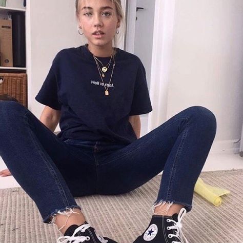 Dark Blue T Shirt Outfit, Blue T Shirt Outfit, Tshirt And Jeans, T Shirt Outfit, Skandinavian Fashion, Stylish Jeans, Mode Inspo, Blue T Shirt, Outfit Goals