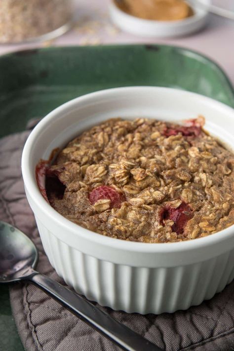 Make 1 serving of baked oatmeal for a warm breakfast. It takes just 5-10 minutes to assemble, then 30 to bake. If you want to make it even easier and extra servings, double the recipe and bake in a muffin tin. #bakedoatmeal #oatmealforone #singleserving #breakfastforone Cocette Recipes, Baked Oats For One, Berry Oatmeal Bake, Baked Oatmeal Recipes Healthy, Healthy Protein Breakfast, Berry Oatmeal, Small Batch Baking, Baked Oatmeal Cups, Berry Breakfast