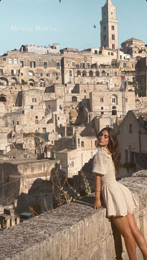 Italy Aesthetic Girl, Rome Outfits, Matera Italy, Coast Fashion, Greece Outfit, Travel Pose, Photo Recreation, Italy Holidays, Italy Outfits