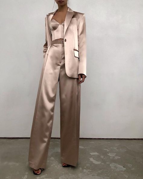 Pants Formal Outfit Wedding, Pant Suit Outfits For Women, Cocktail Suits Women, Suit Women Aesthetic, Coats For Women Classy, Suits For Women Classy, Prom Suits Women, Bridesmaid Suit, Bridesmaid Pants