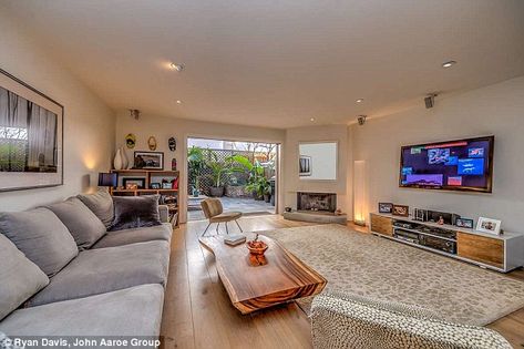 All star property: Chris Hemsworth and wife Elsa Pataky reportedly put their Santa Monica ... Chris Hemsworth House, Chris Hemsworth Wife, Chris Hemsworth And Elsa Pataky, Elsa Pataky, Celebrity Houses, Chris Hemsworth, Two Bedroom, Santa Monica, House Interior