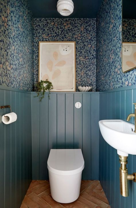 WC / Wandsworth Townhouse II - InteriorDesigners.net Wallpaper Toilet, Understairs Toilet, Small Downstairs Toilet, Cloakroom Toilet, Bathroom Under Stairs, Small Shower Room, Downstairs Cloakroom, Toilet Room Decor, Small Toilet Room