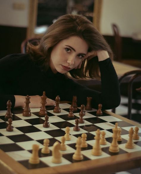 Library Photo Shoot, Wall Film, Bridesmaid Poses, Chess Queen, The Queen's Gambit, Human Drawing, Chess Players, Self Portrait Poses, Graduation Photoshoot