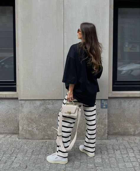 Summer In The City Outfits, Summer Stockholm, Oversized Black T Shirt, Black And White Pants, Summer In The City, Summer Outfits 2024, Scandinavian Fashion, City Outfits, Outfits Dress