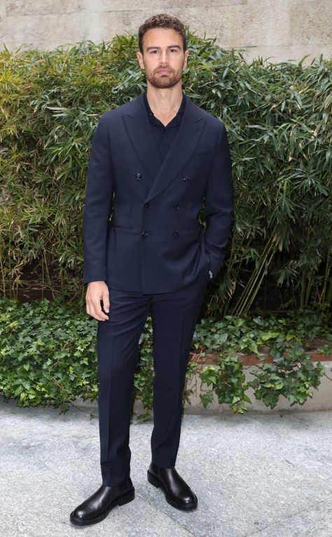 Theo James 2023, Casual Suit Outfit Men, Theo James Style, Men In Formals, Theo James Suit, Cool Suits For Men, Classic Mens Fashion, Formal Suits For Men, Formal Trousers For Men