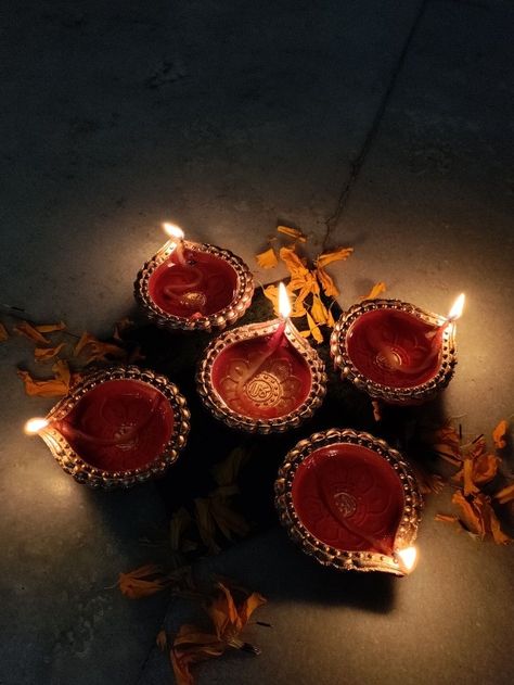 Red Traditional Aesthetic, Indian Autumn Aesthetic, Indian Candles Aesthetic, Diya Aesthetic Indian, Aesthetic Diya Photos, Indian Red Aesthetic, Indian Core Aesthetic, Diyas Aesthetic, Indian Festival Aesthetic