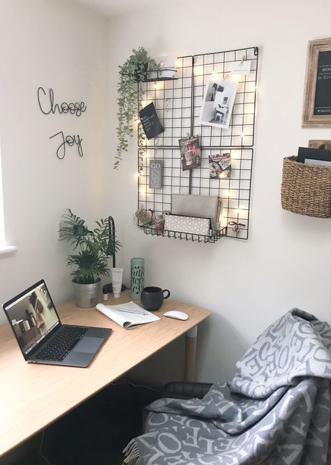 Tidy home desk wire wall organiser and spark Joy wall art Desk Organization Wall, Desk Organization Window, Top Of Desk Organization, Corner Desk Organization Ideas, Desk Top Organization Ideas, Simple Desk Organization, Desk Area In Bedroom, Boss Bedroom, Corner Desk Organization