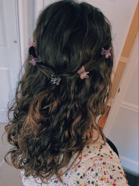 Hair W Butterfly Clips, How To Style Tiny Hair Clips, Curly Hair Styles With Butterfly Clips, Mini Butterfly Claw Clip Hairstyles, Easy Hairstyles With Butterfly Clips, Mini Butterfly Clips Hairstyles Curly Hair, Hairstyles With Small Butterfly Clips, Cute Mini Clip Hairstyles, Tiny Hair Clip Hairstyles