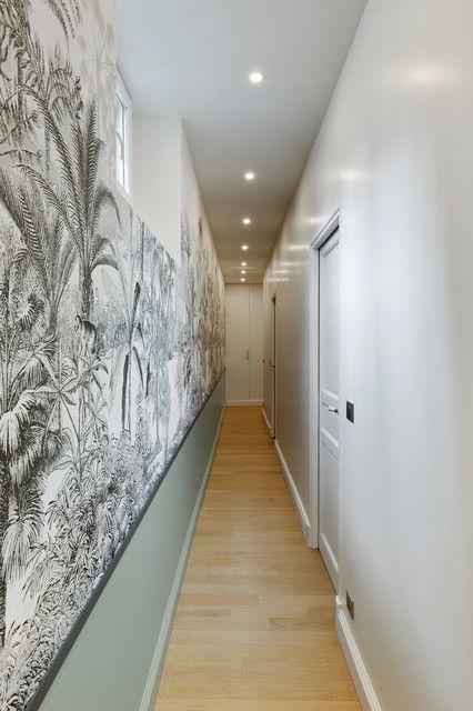 Ce papier peint panoramique qui représente une fresque murale raconte une histoire dans le couloir, que l'on voit dès que l'on sort des chambres (houzz) Cheap House Decorating Ideas, Cottage Hallway, House Decorating Ideas, Cheap House, Drawing Room Decor, Cheap Houses, Hallway Designs, Hallway Design, Studio Interior Design