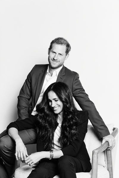 Prince Harry and Meghan Markle look relaxed and at home in a new photo released to mark their Time 100 Talks special. #Royals #Royal #RoyalFamily #PrinceHarry #DukeofSussex #MeghanMarkle #DuchessofSussex #Cartier #PrincessDiana #Time100 #Time100Talks #blackandwhite Prins Harry, Prince Harry And Megan, Meghan Markle Prince Harry, Prinz Harry, Business Photoshoot, Pose Fotografi, Business Portrait, Engagement Photo Poses, Photo Couple