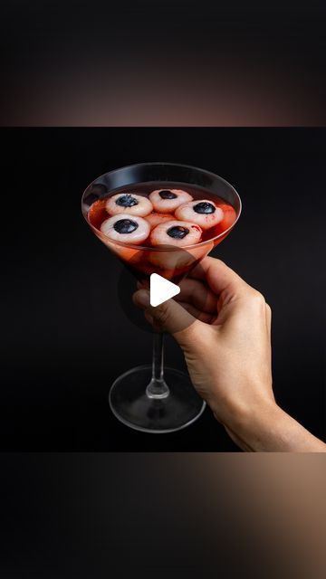 Chefclub on Instagram: "Le cocktail ensanglanté 💀

Les vampires sortent de l’ombre et se faufilent dans votre cuisine… Enfilez votre costume et ramenez un délicieux breuvage pour un apéro sans ac-croc !

#recette #recettesimple #recetterapide #recettefacile #recipe #eat #cuisine #food #cook #eatchefclub #faitmaison" Eyeball Cocktail, Chefclub Network, Recetas Halloween, Halloween Drink, Halloween Things, Halloween Treats Easy, Cocktail Drink, Halloween Cocktails, Halloween Desserts