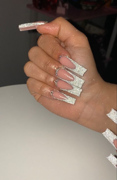 Silver Reflective Nails, Reflective French Tip Nails, Reflective Nails Design, Reflective French Nails, Reflective Nails Art Designs, Baddie Nail Art Designs, Reflective Glitter Nails, Glitter French Nails, Perfume Hacks