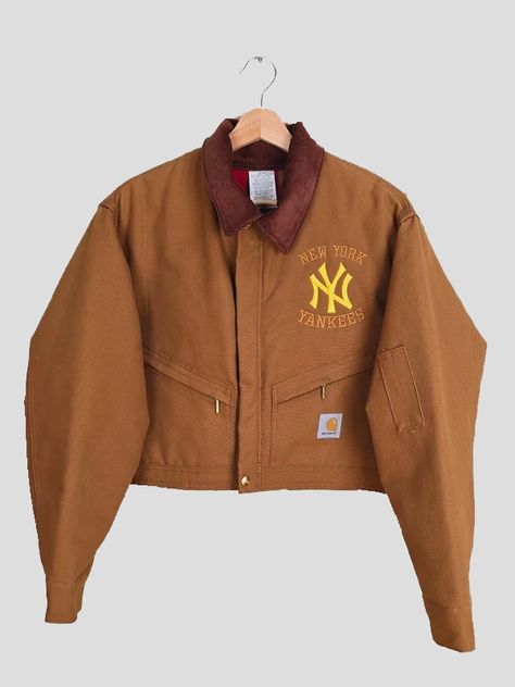 Vintage Carhartt x NY Yankees Crop Jacket Martin Tv Show Fashion, Brown Jackets For Women, Sacai X Carhartt, Winter Street Wear Women, New York Fashion Spring, Hiphop 2000s Fashion, Leatherman Jacket Outfit, Women’s Streetwear, Unique Clothing Pieces