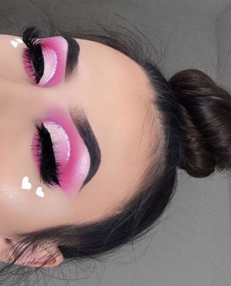 Easy Valentines Day Eye Makeup Step by Step Hot Pink Bustier Outfit, Pink Makeup White Eyeliner, Valentine’s Day Make Up Looks Pink, Valentines Eye Makeup Simple, Pink And White Eyeshadow, Pink Eyeshadow Ideas, Cute Valentines Makeup, Cute Eyeshadow Ideas, Valentine’s Day Make Up