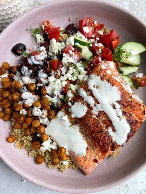 Salmon And Hummus, Salmon Hummus Bowl, Salmon Chickpea Bowl, Medditeranean Salmon Recipes, Salmon Greek Bowl, Greek Salmon Bowl, Mediterranean Salmon Bowl, Medditeranean Bowl, Salmon Mediterranean Recipes