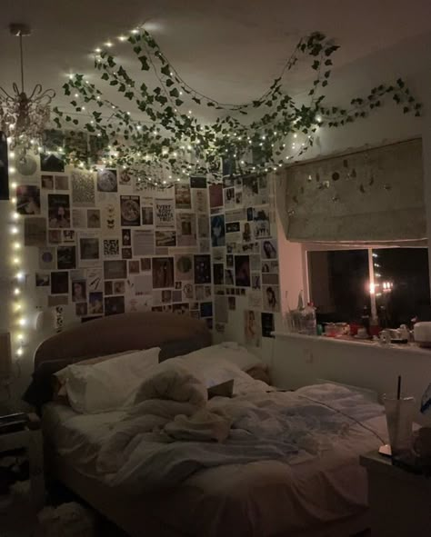 Earthy Vintage Bedroom Aesthetic, Cute Room Astetic Ideas, Busy Bedroom Aesthetic, Astetic Rooms Ideas, Green Astetic Room Ideas, Cozy Aesthetic Bedroom Vintage, Bed In Middle Of Room Ideas Aesthetic, Asthmatic Room, Aethstetic Room Idea