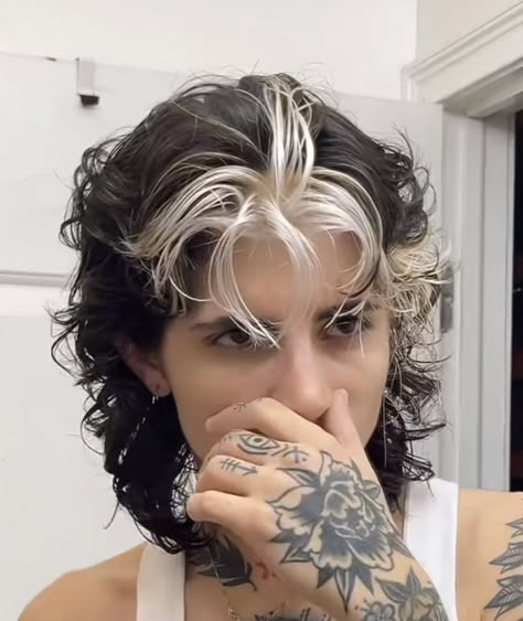 Bleach Dye Hair Ideas, Messy Mullet Women, Slicked Back Mullet Woman, Cool Masc Haircuts, Short Masc Hairstyles For Women, Hair Dye Ideas For Mullets, Wolfcut Masculine, Medium Grunge Haircut, Masc Undercut Hairstyles