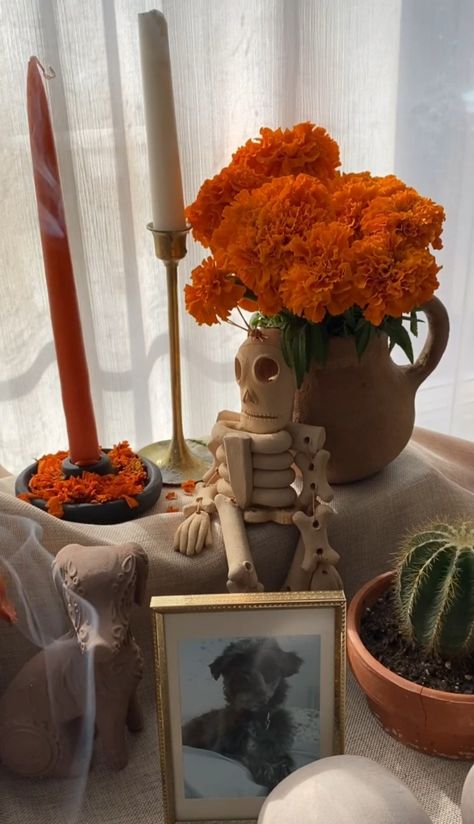 Mexican Office Decor Ideas, Neutral Ofrenda, Pet Ofrenda Ideas, Mexican Halloween Decor, Small Day Of The Dead Altar, Mexican Halloween Decorations, Offrenda Table Ideas, Simple Ofrenda, Simple Ofrenda Ideas