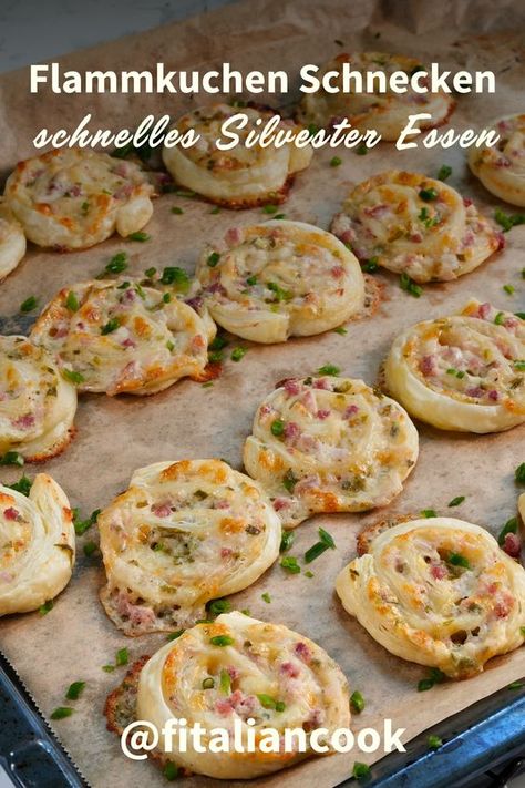 Diese Flammkuchen Schnecken aus Blätterteig sind schnell und einfach im Ofen gemacht. Sie sind das perfekte Silvester Essen, falls du noch leckeres Fingerfood für deine Gäste machen möchtest. Das komplette Rezept findest du auf meinem Blog. Pizza Snacks, Party Finger Foods, Snacks Für Party, Party Snacks, Finger Food, Easy Cooking, Finger Foods, Party Food, Chili