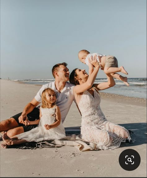 Family Beach Holiday Photos, Family Of 4 Beach Pictures, Family Photo Beach, Beach Photoshoot Ideas Family, Family On Beach, Family Photoshoot Beach, Family Photos Beach, Beach Photoshoot Family, Beach Photography Family