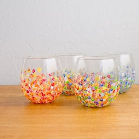 DIY Glassware - DIY Colorful Hand-Dotted Tumblers - Cool Bar and Drink Glasses You Can Make and Decorate for Creative and Unique Serving Glass Ideas - Mugs, Cups, Decanters, Pitchers and Glass Ware Projects - Paint, Etch, Etching Tutorials, Dotted, Sharpie Art and Dishwasher Safe Decorating Tips - Easy DIY Gift Ideas for Him and Her - Handmade Home Decor DIY Diy Bridesmaid Gifts, Diy Stocking Stuffers, Bridesmaid Diy, Diy Stockings, Diy Ombre, Wine Glass Crafts, Diy Holiday Gifts, Navidad Diy, Cadeau Diy