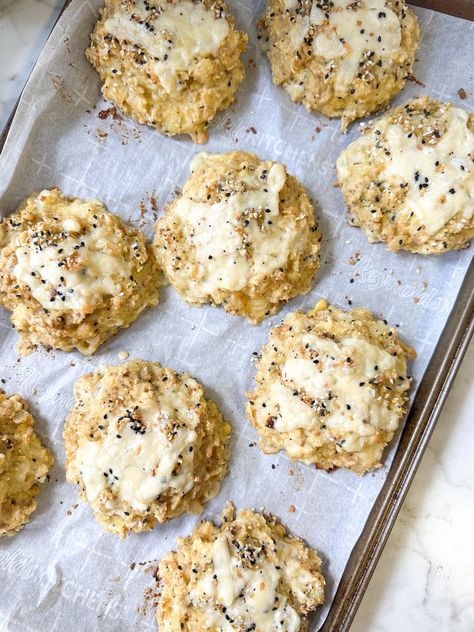 Breakfast biscuits - Jenn Eats Goood: Healthy and Affordable Recipes Everything Bagel Breakfast, Protein Biscuits, Breakfast Biscuit Recipe, Healthy High Protein Breakfast, Bagel Breakfast, Breakfast Biscuits, Breakfast Bagel, Sunday Meal Prep, High Protein Breakfast