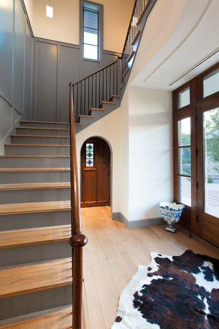 Dark riser with light tread. The Grey tread also works to transition up the stairs with the grey wainscoating Painted Stair Risers, Stairs Trim, Gray Stairs, Black Stairs, Wainscoting Styles, Diy Wainscoting, Stair Ideas, Entry Design, Revere Pewter