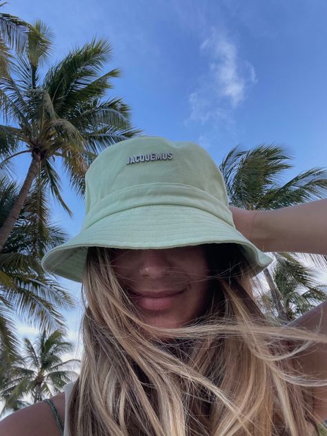 Jacquemus fashion Miami sunset summer style Jacquemus Bucket Hat Outfit, Bucket Hat Outfit Beach, Jacquemus Hat Outfit, Bucket Hats Women Outfit, Jacquemus Bucket Hat, Jacquemus Hat, Hawaii Themed Party, Bucket Hat Outfit, New Crop Top