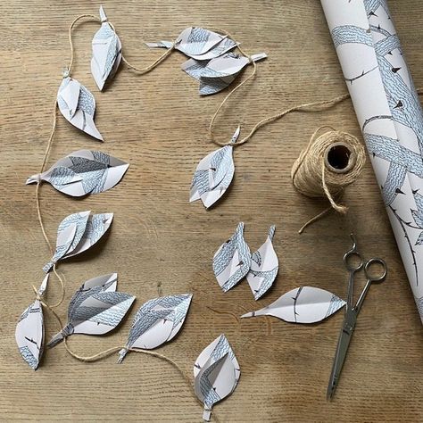 Paper Leaf Garland, Drawn Wallpapers, Leftover Wallpaper, How To Make Bunting, Wallpaper Scraps, Diy Garland Paper, Origami Garland, Make Your Own Paper, Make Bunting